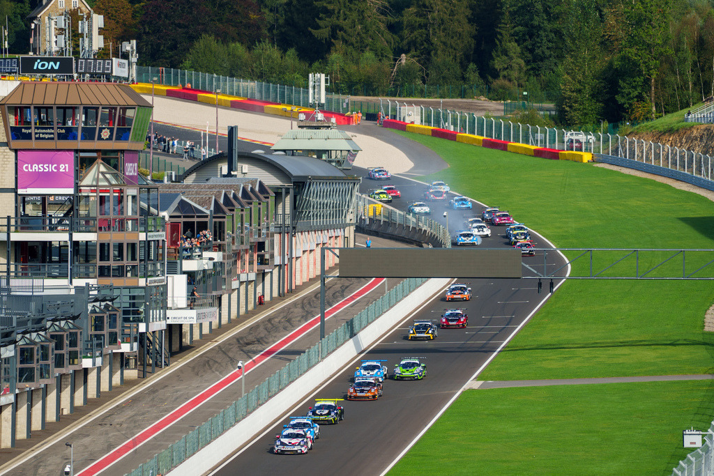Michelin Porsche 992 Endurance Cup | 07.09.2024 Michelin Porsche 992 Endurance Cup, Circuit de Spa-Francochamps,Belgien, Bild: Start des Michelin Porsche 992 Cup Endurance Rennen, 12h lang kämpfen die Fahrer um ihre Positionen - Realisiert mit Pictrs.com