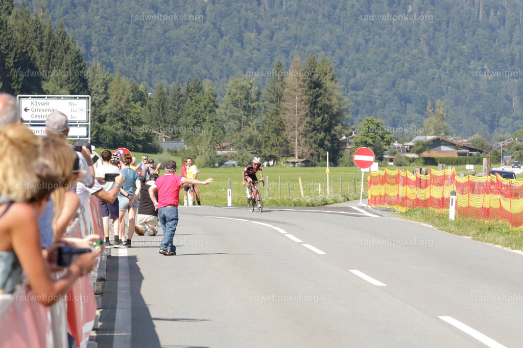 1183_20230817_Bewerb_Maenner_Muehlanger | AUT - OESTERREICH, 2023-08-16: SPORT RENNRAD-FAHREN - 55. INTERNATIONALER RADWELTPOKAL IN ST. JOHANN IN TIROL  - Vintage-Radrennen mit WM-Bronze-Medaillen-Siegerin Christina Schweinberger, den Teilnehmer und Alexander Baumann (vom Orginastions-Team) - TAG 2 BEWERB MAENNER IN SECHS GRUPPEN  ; Foto: Roland Muehlanger