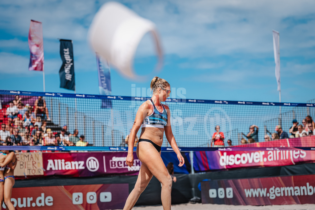 Beachvolleyball | Frauen | Allianz German Beach Tour 2024 | Tourstop Kühlungsborn 2 | 17.08.2024 | Chenoa Christ enttäuscht schmeißt ihren Visor Cap weg