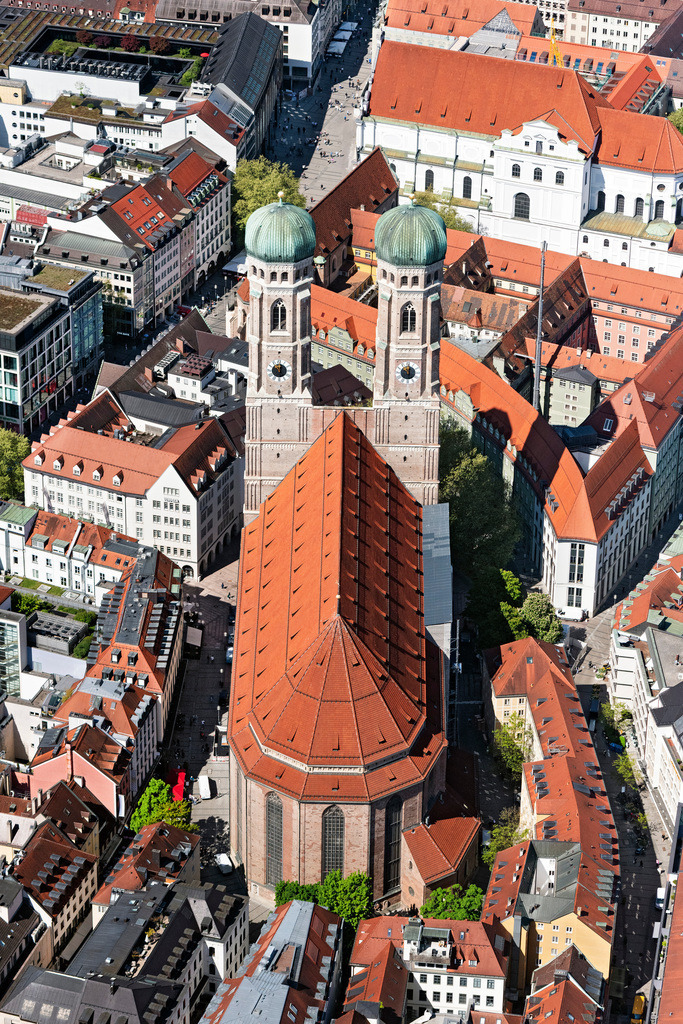 dr__0063597.jpg | MüNCHEN 29.04.2025 Frauenkirche im Altstadt- Zentrum von München im Bundesland Bayern. Der dreischiffige spätgotische Backsteinbau steht neben dem Neuen Rathaus und ist ein bedeutendes Wahrzeichen der Landeshauptstadt. Der Dom zu " Unserer Lieben Frau " ist auch als Liebfrauendom bekannt. Weiterführende Informationen bei: Metropolitanpfarrei Zu Unserer Lieben Frau. // Church building of the Frauenkirche in the old town in Munich in the state Bavaria, Germany. Further information at: Metropolitanpfarrei Zu Unserer Lieben Frau. Foto: Daniel Reiter