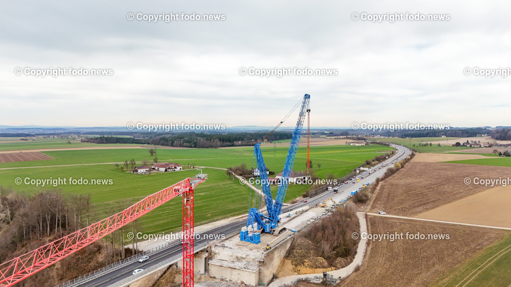 Westautobahn_ A1_ Aurachtalbruecke_ 11.03.2024-30 | 11.03.2024, Aurachkirchen, AUT, Westautobahn, A1, Aurachtalbruecke, im Bild Baustelle, Bruecke, Uebergang, Tal, Kran, Kraene, Schwerlastkran, Felbermayr, Sanierung, Asfinag, Baugeraete, Bagger, Verkehr, Drohne, Luftbild