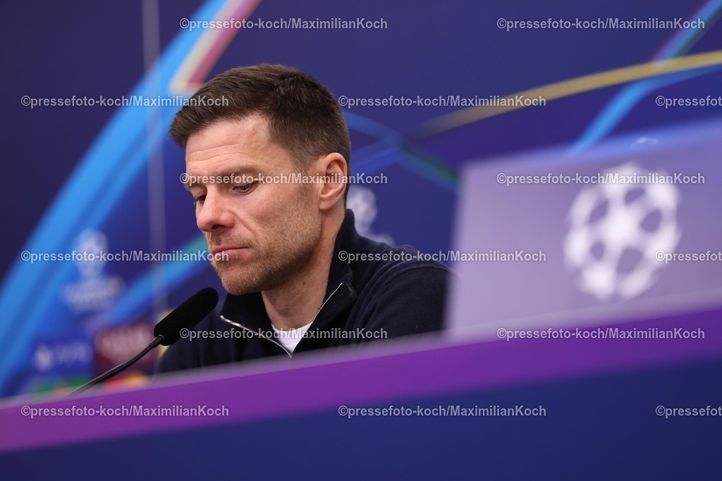 UCL11032501111 | 11.03.2025, Fußball, UEFA Champions League, Bayer 04 Leverkusen - FC Bayern München, Achtelfinale Rückspiel, BayArena, Saison 2024 2025: Pressekonferenz nach dem Spiel mit dem Trainer Xabi Alonso (Bayer 04 Leverkusen Cheftrainer )DFB regulations prohibit any use of photographs as image sequences and or quasi-video.