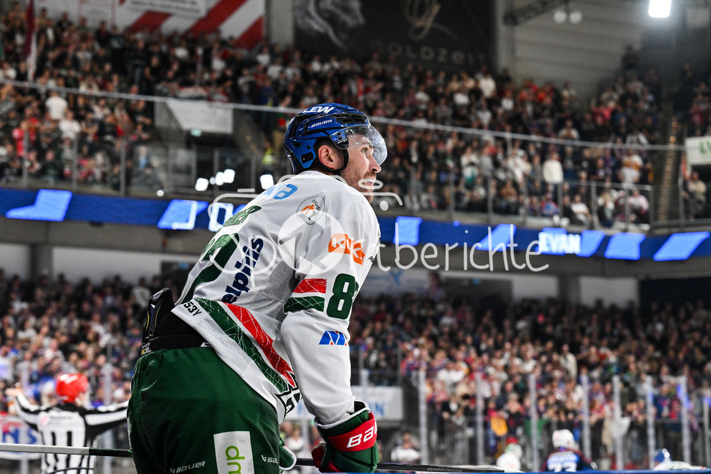 Nürnberg Ice Tigers - Augsburger Panther | im Bild Alexandre GRENIER (Augsburger Panther 82) auf der Bande sitzend / Einzelfoto / Freisteller / DEL: Nürnberg Ice Tigers - Augsburger Panther; PSD Bank Nürnberg ARENA am 12.09.2025