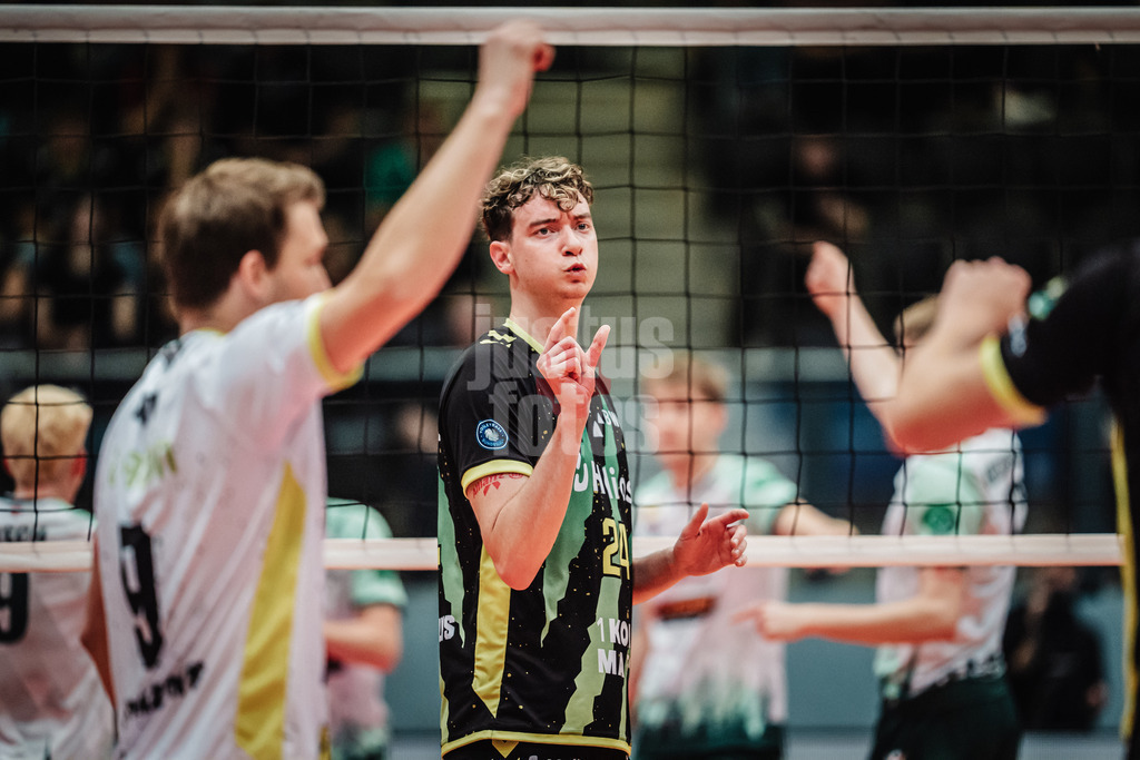 Volleyball | Herren | Saison 2025/2026 | Volleyball Ligacup | FT 1844 Freiburg vs. Helios GRIZZLYS Giesen | 12.10.2024 | Austin Wilmot (#24, Helios GRIZZLYS Giesen) zeigt wie knapp der Ball war