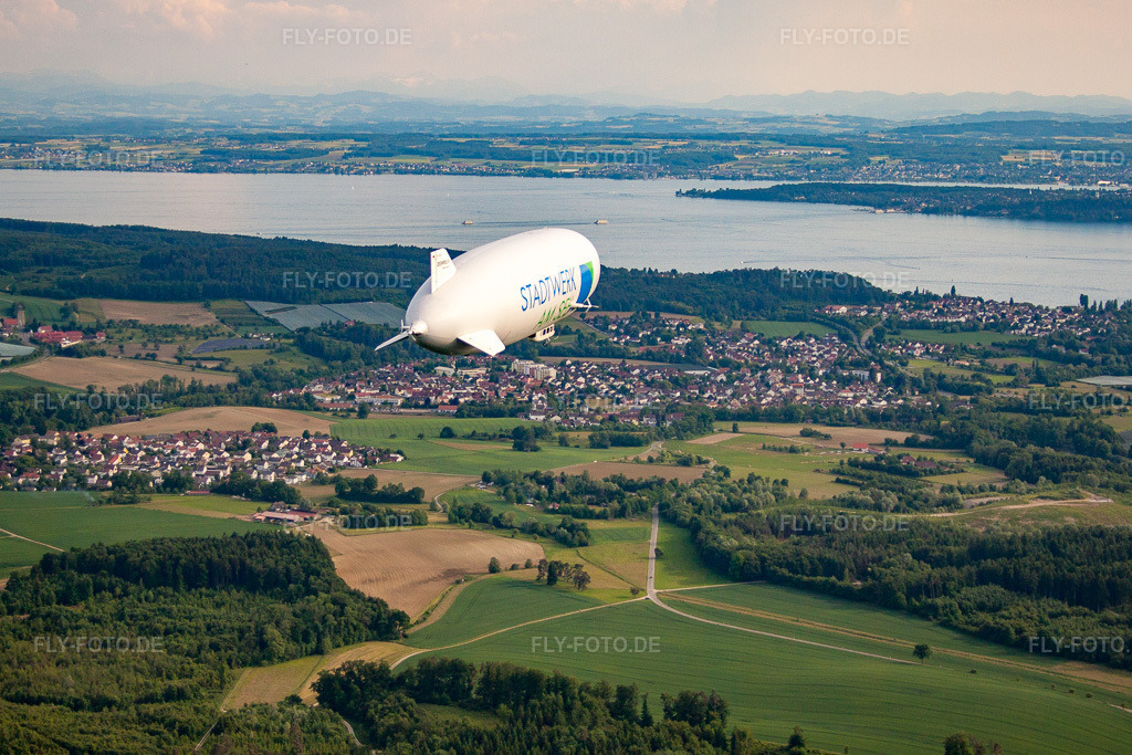 Luftbild: Uhdingen-Mühlhofen mit Zeppelin NT im Ortsteil Unteruhldingen in Uhldingen-Mühlhofen im Bundesland Baden-Württemberg in Deutschland. Foto: IMG_57577.jpg vom 08.06.2013 durch Werner Riehm/FLY-FOTO.de