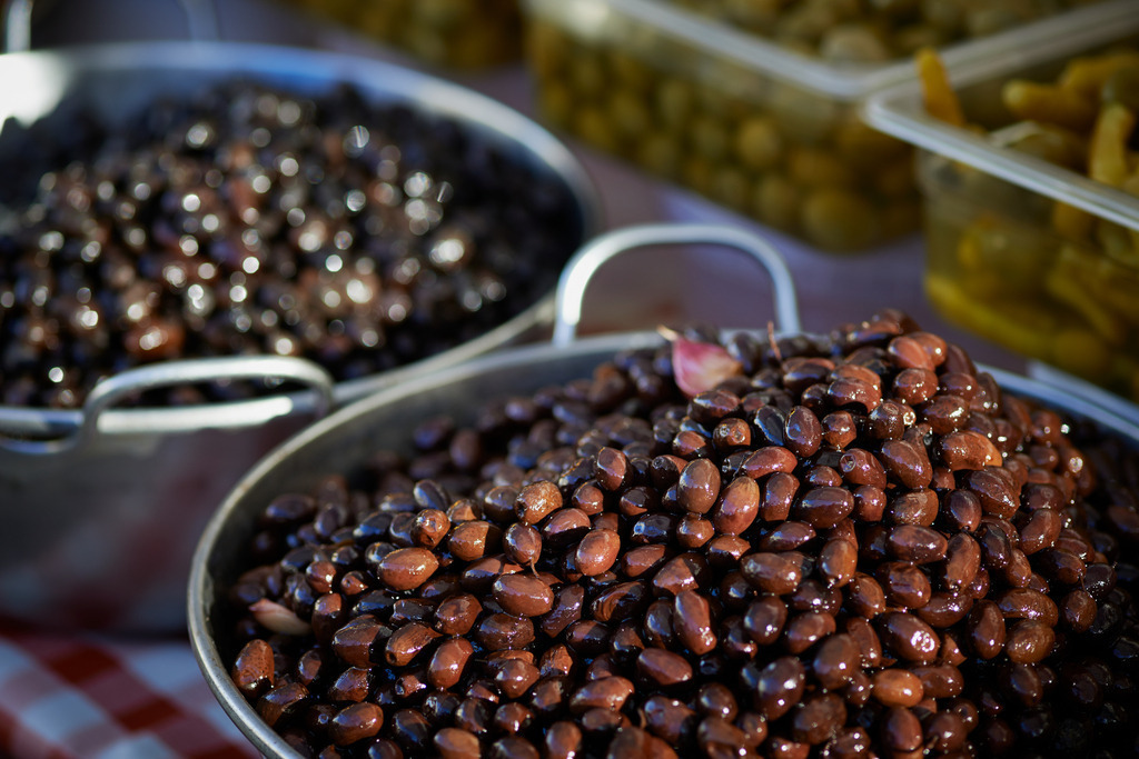 Martstand mit Oliven im Verkauf | Pollenca, Spanien - January 05, 2014: Martstand mit Oliven im Verkauf. - Realisiert mit Pictrs.com