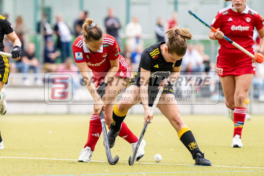 HK_20240407_100163 | 1. Bundesliga Hockey Damen Rot-Weiss Köln - Harvestehuder THC am 7.4.2024 Rot-Weiss Köln, Köln ,  Bauer Kataharina ( Harvestehuder THC #17 ) , Jule Fischer ( Rot-Weiss Köln #6 )