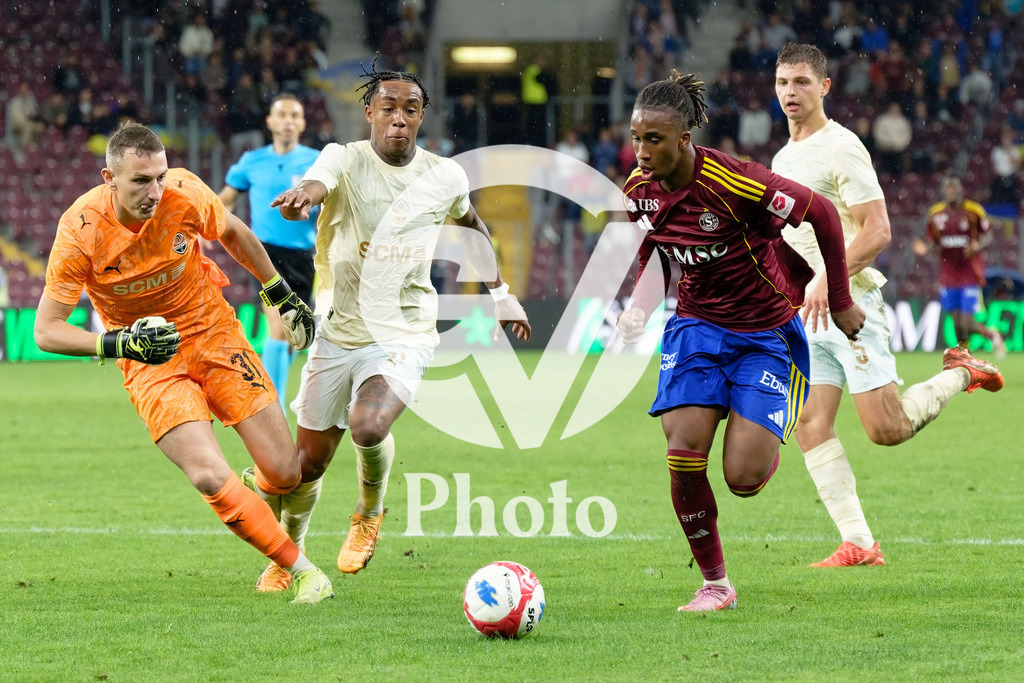 UEFA Conference League Play-offs 2nd leg - Servette FC v FC Shakhtar Donetsk | Keyan Varela (29 Servette FC) Kevin (11 FC Shakhtar Donetsk) Dmytro Riznyk (31 FC Shakhtar Donetsk) Valeriy Bondar (5 FC Shakhtar Donetsk) battle for the ball (duel)  during the UEFA Conference League Play-offs 2nd leg match between Servette FC and FC Shakhtar Donetsk at Stade de Geneve in Geneva, Switzerland