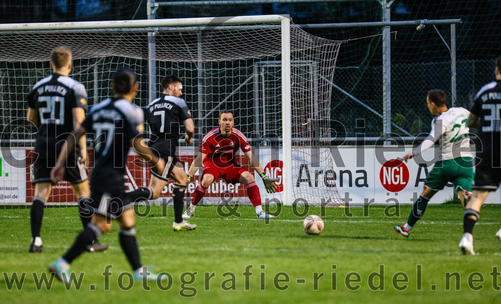2024-04-05_070_FC_Schwaig_gegen_SV_Pullach | Oberding, Deutschland, 05.04.2024:
Fußball, Landesliga Südost 2023 / 2024, 28. Spieltag, FC Schwaig gegen SV Pullach, Endergebnis: 2:0

Christian Wimmer (SV Pullach, #7), Torwart Leopold Bayerschmidt (SV Pullach, #25), Maximilian Hellinger (FC Schwaig, #23)

Foto: Christian Riedel / fotografie-riedel.net