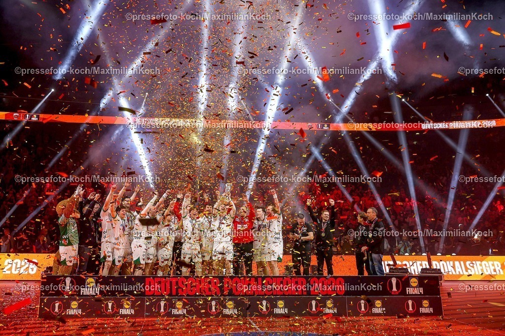 xSSCx19042602041 | 19.04.2026, xsscx, Handball, DHB-Pokal Lidl Final4, Finale, Füchse Berlin - Bergischer HC, Saison 2025 / 2026 Herren, Lanxess Arena, Köln: Die Mannschaft der Füchse Berlin feiert den Sieg im DHB-Pokal  Photo: xSandraxScherningxPressefotoKochx