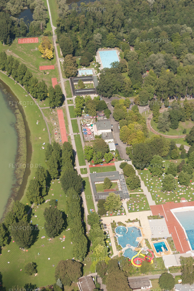 Luftbild: Badegäste auf den Liegewiesen am Schwimmbecken des Freibades Rheinstrandbad Rappenwört am Rhein im Ortsteil Daxlanden in Karlsruhe im Bundesland Baden-Württemberg in Deutschland. Foto: IMG_31188.jpg vom 09.08.2010 durch Werner Riehm/FLY-FOTO.de