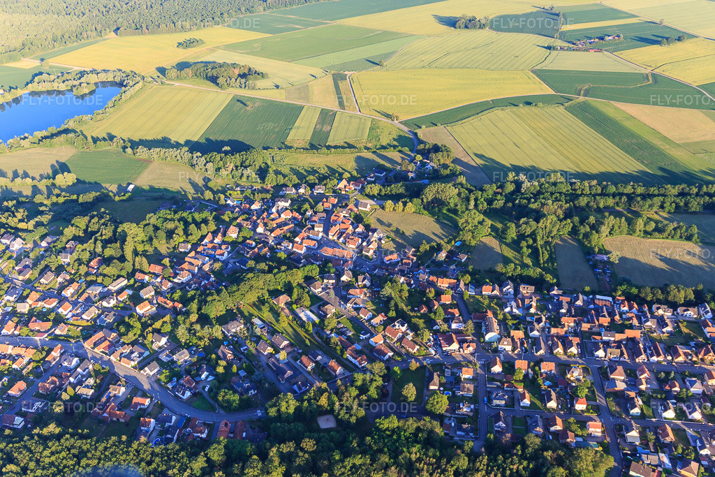 Luftbild: Ortsansicht von Westen in Schirrhoffen im Bundesland Bas-Rhin in Frankreich. – Foto: IMG_115497.jpg vom 16.06.2019 durch Werner Riehm/FLY-FOTO.de – Auflösung des Originals: 5016 x 3344 px