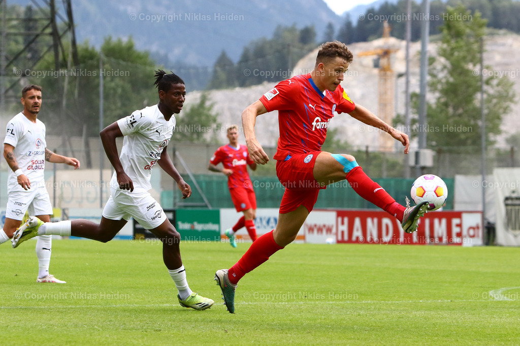 NH_HolsteinKiel_1FCSlovacko_Testspiel_12072023 | #9 Benedikt Pichler (Holstein Kiel), #16 Abuchi Onuoha (1. FC Slovacko)