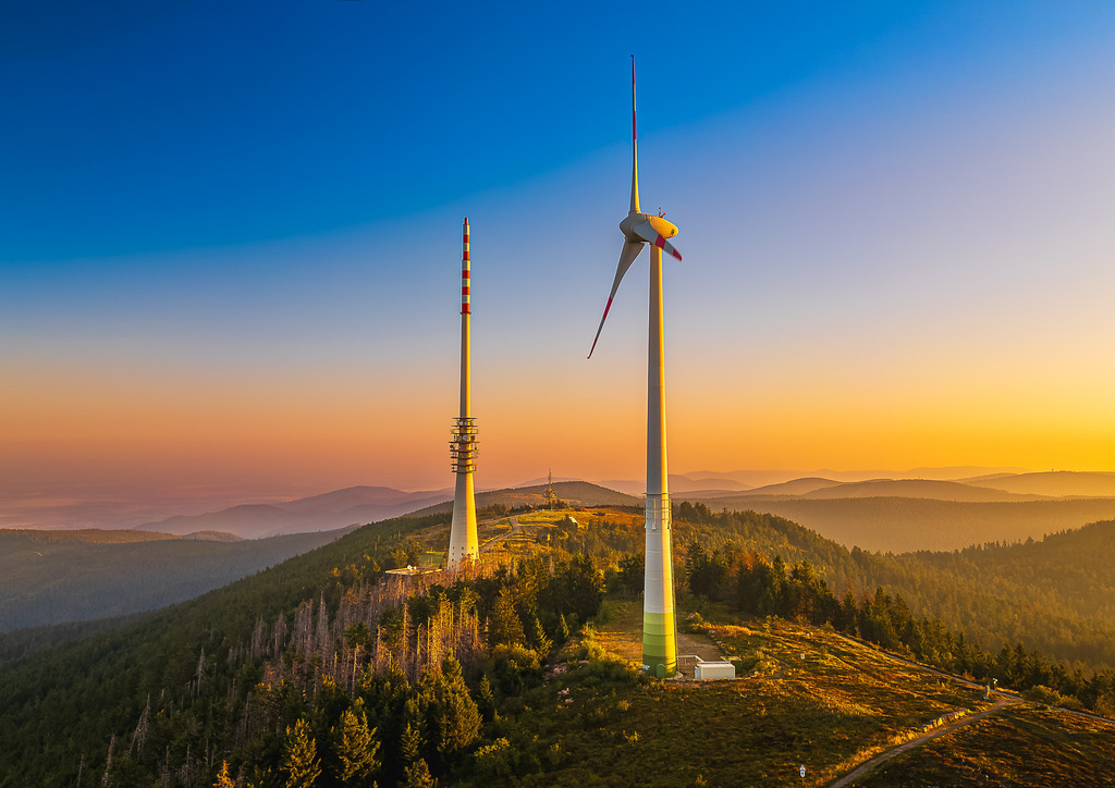 MPI_Sehenswürdigkeiten_0008 | Sonnenaufgang auf der Hornisgrinde mit Fernsehturm und Windrad - Realisiert mit Pictrs.com