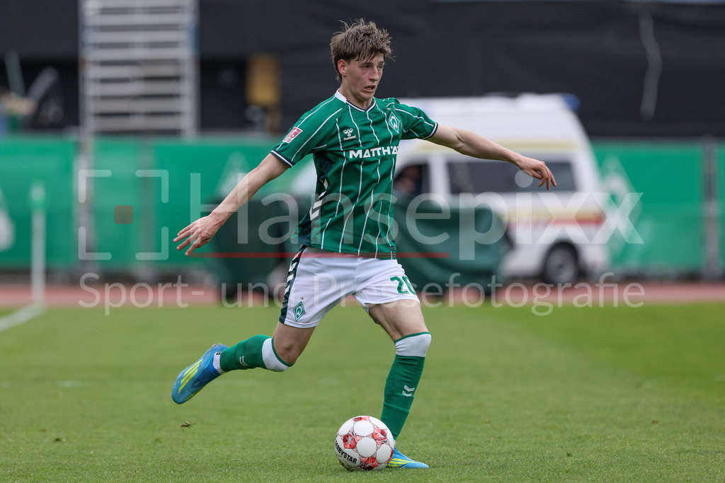 Fussball, Regionalliga Nord, SV Werder Bremen II - SSV Jeddeloh | Luca Höcker (SV Werder Bremen II, 26) am Ball, Freisteller, Einzelbild, Ganzkörper, Aktion, Action, Spielszene