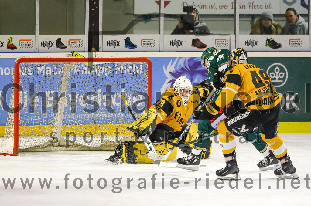 2026-02-27_084_TSV_Erding_gegen_EV_Fuessen | Erding, Deutschland, 27.02.2026:Eishockey, Oberliga Süd 2025 / 2026, 51. Spieltag, TSV Erding gegen EV Füssen, Endergebnis: 2:4Torwart Timotej Pancur (EV Füssen, #30), Dennis Miller (Erding Gladiators, #40), Felix Linden (EV Füssen, #49)Foto: Christian Riedel / fotografie-riedel.net
