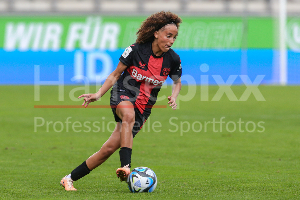 Fussball, Google Pixel Frauen-Bundesliga, VfL Wolfsburg - Bayer 04 Leverkusen | v.li.: Amira Arfaoui (Bayer 04 Leverkusen, 17) Freisteller, Einzelbild, Ganzkörper, Aktion, Action, Spielszene, DIE DFB-RICHTLINIEN UNTERSAGEN JEGLICHE NUTZUNG VON FOTOS ALS SEQUENZBILDER UND/ODER VIDEOÄHNLICHE FOTOSTRECKEN. DFB REGULATIONS PROHIBIT ANY USE OF PHOTOGRAPHS AS IMAGE SEQUENCES AND/OR QUASI-VIDEO.