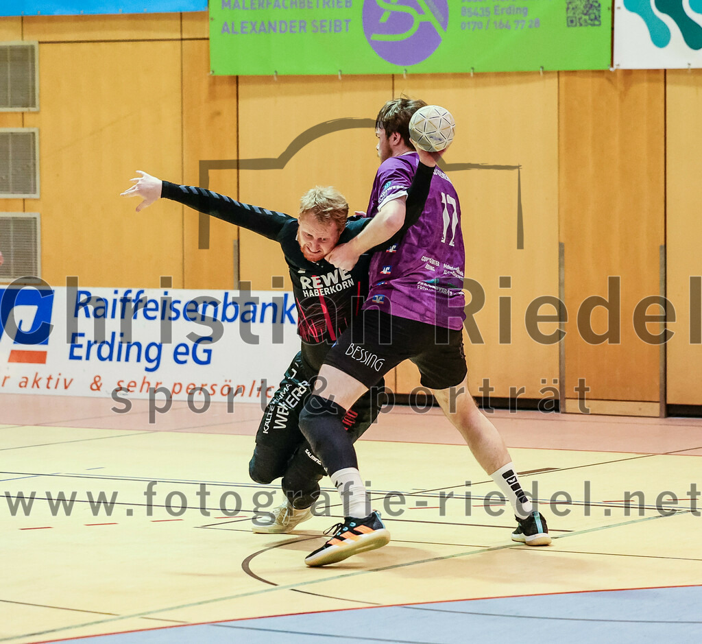 2023-11-26_085_SpVgg_Altenerding_gegen_TSV_1861_Mainburg | Erding, Deutschland, 26.11.2023:
Handball, Bezirksoberliga Männer 2023 / 2024, 9. Spieltag, SpVgg Altenerding gegen TSV 1861 Mainburg, Endergebnis: 34:20

Christoph Würfl (TSV 1861 Mainburg, #7), Niklas Fleps (SpVgg Altenerding, #17)

Foto: Christian Riedel / fotografie-riedel.net