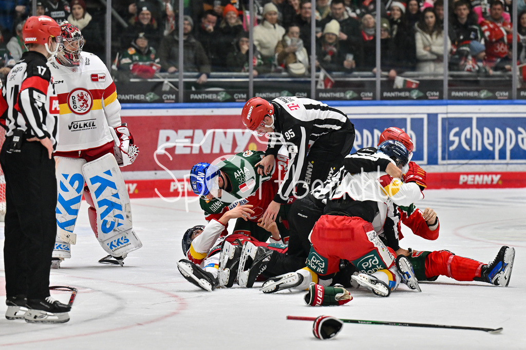 Augsburger Panther - Düsseldorfer EG | ein hietztes Spiel zwischen Augsburg und Duesseldorf / DEL: Augsburger Panther - Düsseldorfer EG, Curt Frenzel Stadion am 13.12.2024 / Fight / Faustkampf / Nolan ZAJAC (Augsburger Panther #44) / Tyler ANGLE (Duesseldorfer EG 94) / D. J. BUSDEKER (Augsburger Panther #14) / Denis REUL (Augsburger Panther #29) / Alec McCREA (Duesseldorfer EG 3)