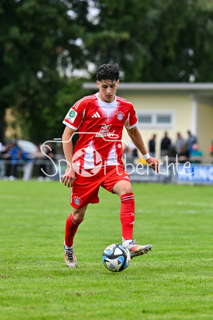 SSV Ulm 1846 Fussball U19 - FC Bayern München U19 | am Ball Deniz OFLI (FCB #3) / Einzelfoto / Freisteller / U19 DFB Nachwuchsliga: SSV Ulm 1846 Fussball - FC Bayern München, Hauptspielfeld Langenau am 02.08.2025