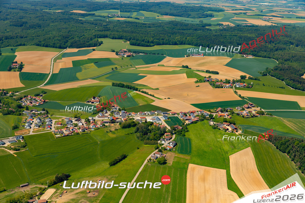 Das Luftbild zeigt : Martinsbuch Mengkofen - Die Luftaufnahme wurde 2024 vom UL-Flugzeug aus erstellt ( keine Drohne ) - Hochauflösende Luftaufnahme - Für grossformatige Ausdrucke geeignet. Die Geschenkidee !Mit Lizenz und Bildrechte bestellbar