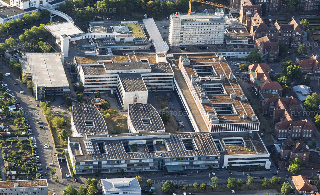 Luftbild: Städtisches Klinikum Karlsruhe gGmbH, Klinik für Mund-Kiefer-Gesichtschirurgie und Franz-Lust-Klinik für Kinder- und Jugendmedizin (Kinderklinik Karlsruhe)  einrichtungen/kopfkliniken/mund-kiefer-und-gesichtschirurgie einrichtungen/kinder-und-frauenklinik/kinder-und-jugendmedizin im Ortsteil Nordweststadt in Karlsruhe im Bundesland Baden-Württemberg in Deutschland. – Foto: IMG_158283.jpg vom 06.08.2026 durch Werner Riehm/FLY-FOTO.de – Auflösung des Originals: 5417 x 3301 px – Klinikum Karlsruhe: Klinikum Karlsruhe – Klinikum Karlsruhe: Klinik für Mund-, Kiefer- und Gesichtschirurgie – Klinikum Karlsruhe: Franz-Lust-Klinik für Kinder- und Jugendmedizin