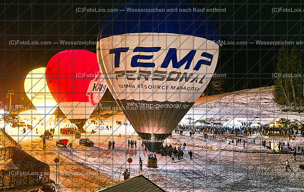 DJI_20251228173026_0071_D_Luftbild_NACHTderBALLONE | ... mit dem Ballonclub Ötscherland, einer Schauübung der Bergrettung, der Perchtegruppe Gaming 'Ötscherteufeln', dem Musikverein Lackenhof und sehr vielen Besuchern und Gästen aus nah und fern, So 28. Dezember 2025. Luftbildaufnahme.