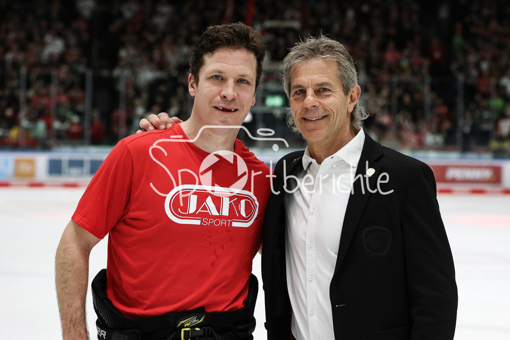 Augsburger Panther - EHC RB München | AEV Sportmanager Duanne MOESER (rechts) und Thomas Jordan TREVELYAN (AEV #24) zusammen nach dem Spiel /