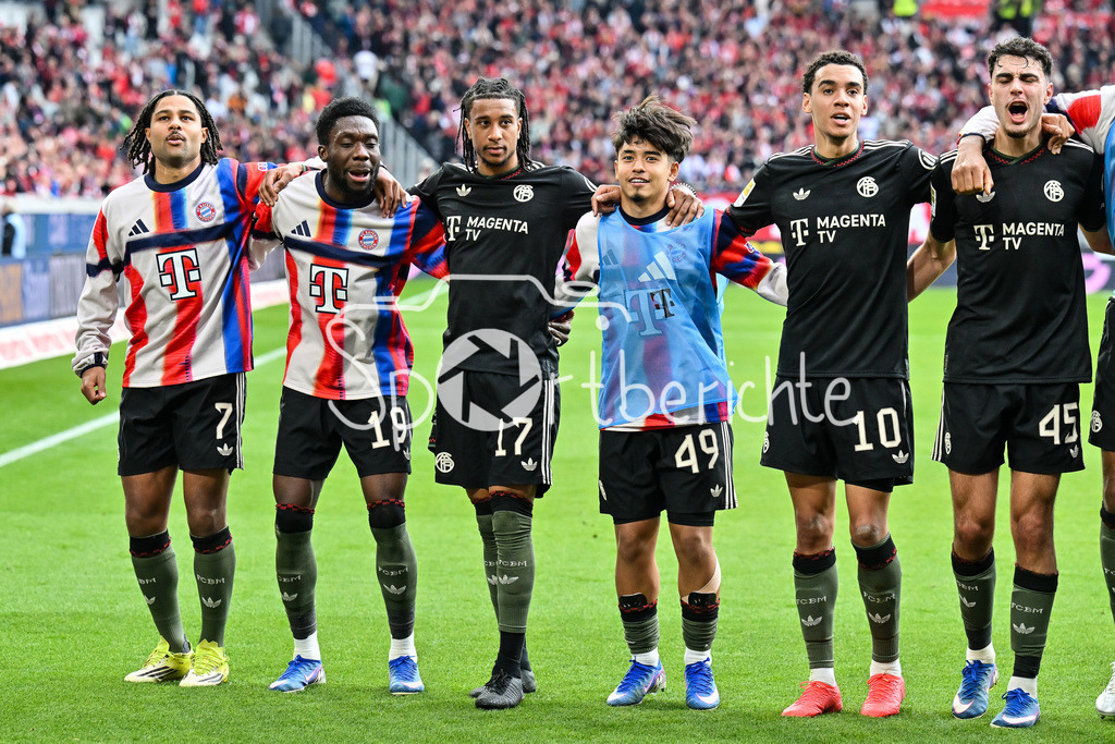SC Freiburg - FC Bayern München | FREIBURG, GERMANY - 04. APRIL: die Spieler der Gäste feiern zusammen mit den Fans den 2-3 Auswärtssieg in Freiburg während dem Bundesligamatch zwischen dem SC Freiburg und dem FC Bayern München am 28. Spieltag im Europa-Park Stadion / DFL REGULATIONS PROHIBIT ANY USE OF PHOTOGRAPHS AS IMAGE SEQUENCES AND/OR QUASI-VIDEO / Serge GNABRY (FC Bayern Munich 7), Alphonso DAVIES (FC Bayern Munich 19), Michael OLISE (FC Bayern Munich 17), Jamal MUSIALA (FC Bayern München 10) und Aleksandar PAVLOVIC (FC Bayern Munich 45)