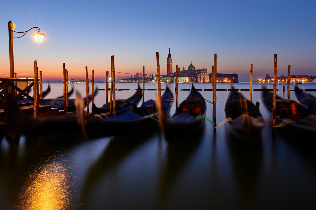 Gondeln und Kirche San Giorgio Maggiore | Venedig, Italien - December 07, 2016: Gondeln und Kirche San Giorgio Maggiore im Morgenlicht. - Realisiert mit Pictrs.com