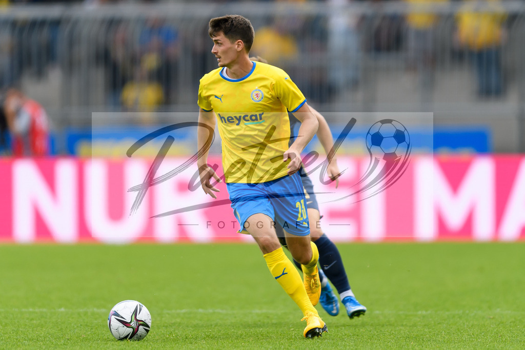 EBSTSV20210828_150 | Fussball, Herren: Danilo Wiebe (Eintracht Braunschweig) in Aktion, am Ball, Einzelaktion beim Spiel der 3. Liga zwischen Eintracht Braunschweig und TSV 1860 Muenchen im Eintracht-Stadion am 28.08.2021 in Braunschweig, Deutschland.DFB / DFL REGULATIONS PROHIBIT ANY USE OF PHOTOGRAPHS AS IMAGE SEQUENCES AND/OR QUASI-VIDEO. - Realisiert mit Pictrs.com