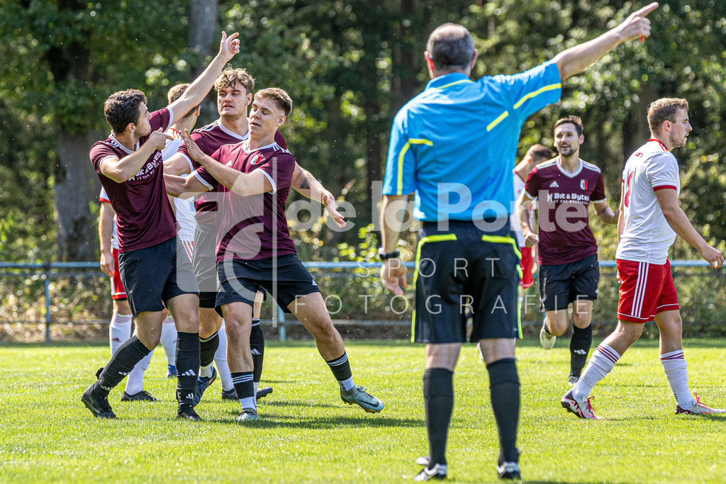 Römstedt II - Prüß_ Jakob (freut sich mit Gian-Luca Dickschass und Julian Alms über sein Tor) vs Ebstorf 170825 dlP | immodelaporte-sportfotos - Realisiert mit Pictrs.com