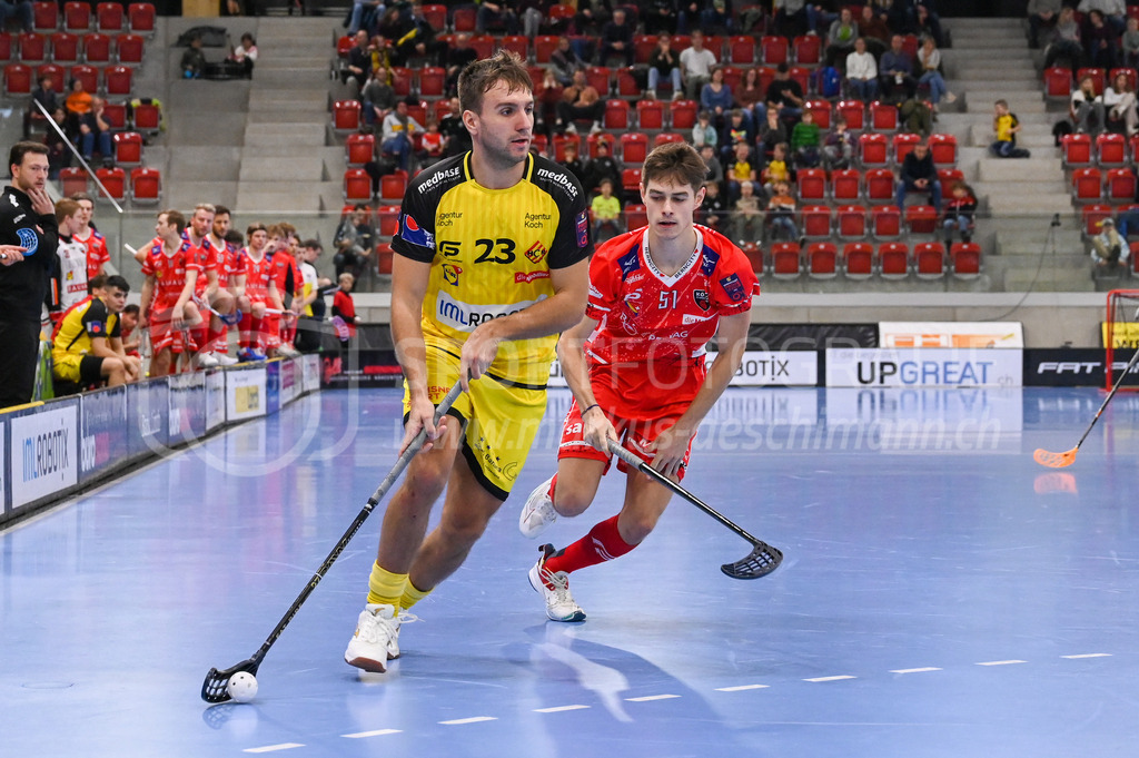 HC Rychenberg vs Floorball Köniz - 18. Dezember 2022 | HC Rychenberg vs Floorball Köniz
AXA Arena, Winterthur
Tobias Studer (#23 HC Rychenberg) vor Raul Willfratt (#51 Floorball Köniz).
Bild: Sportfotografie Markus Aeschimann | www.markus-aeschimann.ch - Realisiert mit Pictrs.com