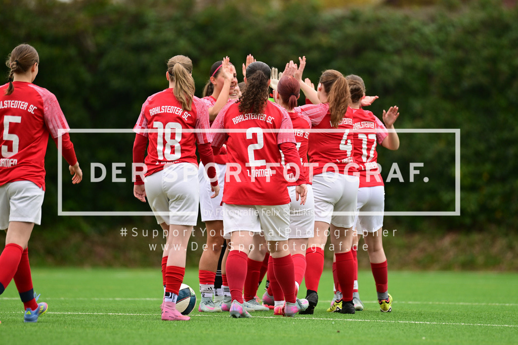 Fußball I Frauen I Saison 2025-2026 I Bezirksliga I 21. Spieltag I Harburger TB - Rahlstedter SC I 164226 | Der Sportfotograf. - Realisiert mit Pictrs.com
