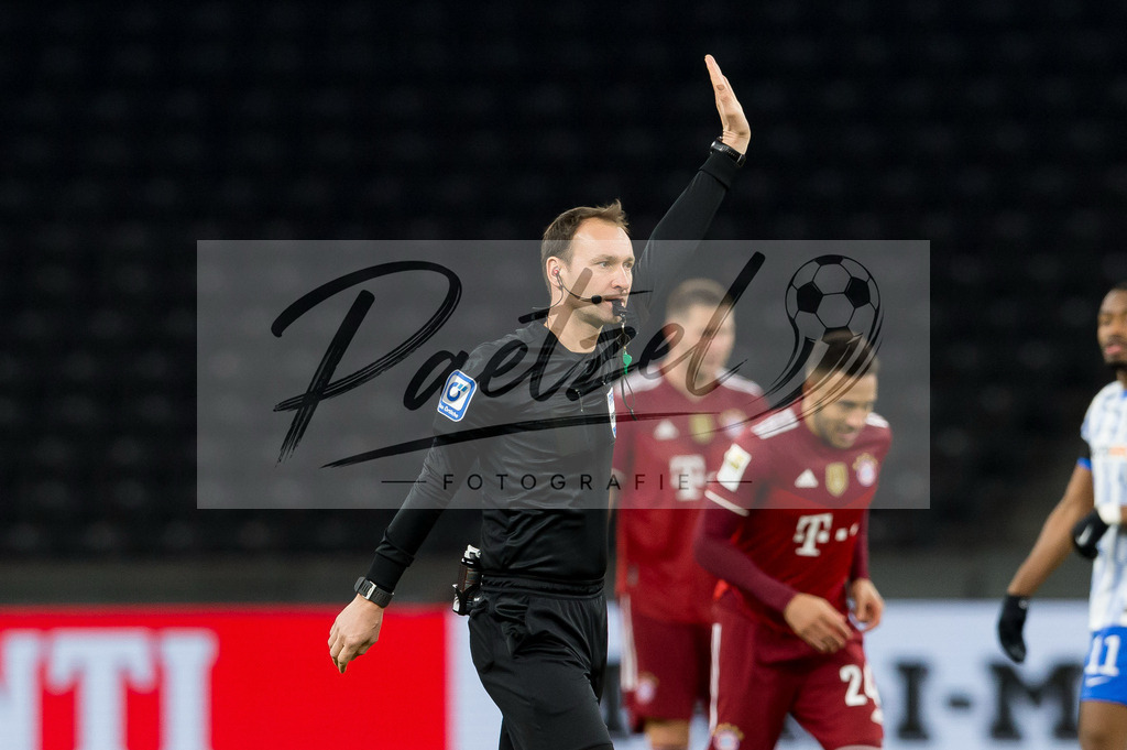 BSCFCB20220123_245 | Fussball, Herren: Schiedsrichter Bastian Dankert gestikuliert, Gestik bei dem Spiel der 1. Bundesliga zwischen Hertha BSC und FC Bayern Muenchen im Olypiastadion am 23.01.2022 in Berlin, Deutschland.DFB / DFL REGULATIONS PROHIBIT ANY USE OF PHOTOGRAPHS AS IMAGE SEQUENCES AND/OR QUASI-VIDEO. - Realisiert mit Pictrs.com