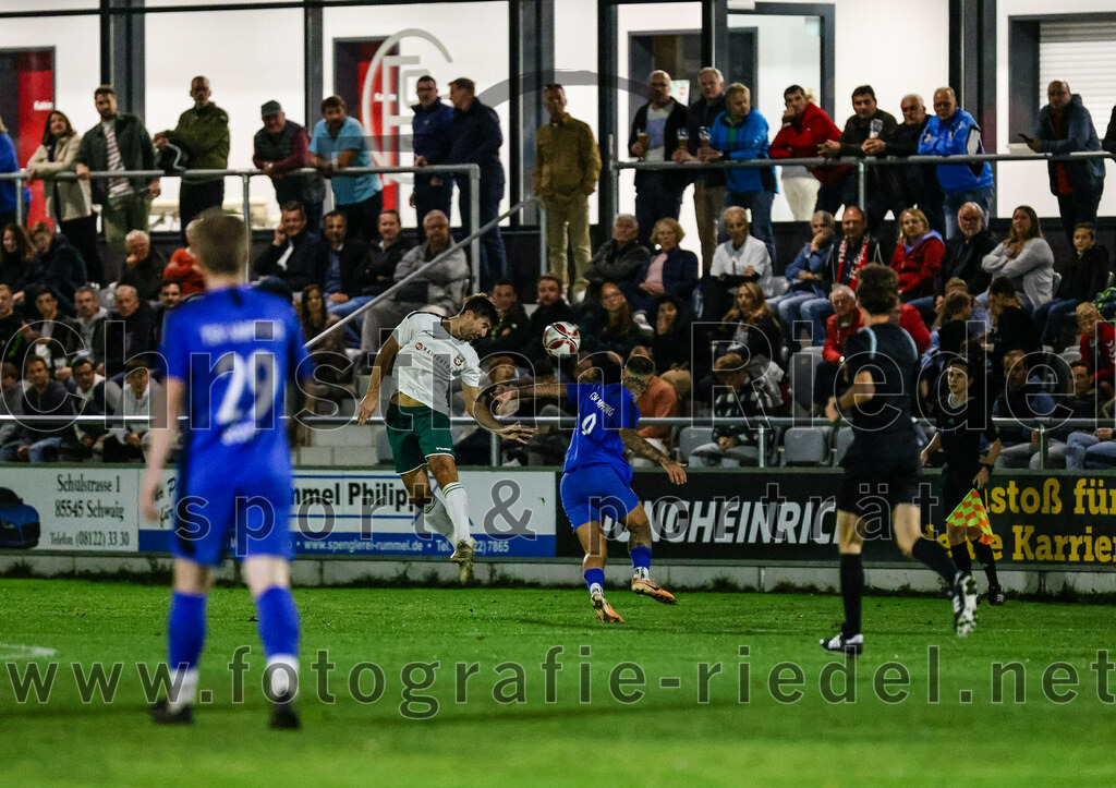 2023-10-13_092_FC_Schwaig_gegen_TSV_Ampfing | Oberding, Deutschland, 13.10.2023:
Fußball, Landesliga Südost 2023 / 2024, 16. Spieltag, FC Schwaig gegen TSV Ampfing, Endergebnis: 3:2

Johannes Empl (FC Schwaig, #14), Erhan Yazici (TSV Ampfing, #9)

Foto: Christian Riedel / fotografie-riedel.net
