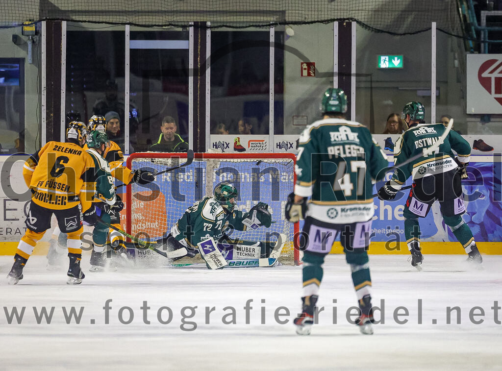 2025-11-02_121_TSV_Erding_gegen_EV_Fuessen | Erding, Deutschland, 02.11.2025:Eishockey, Oberliga Süd 2025 / 2026, 15. Spieltag, TSV Erding gegen EV Füssen, Endergebnis: 2:6Ondrej Zelenka (EV Füssen, #6), Torwart David Zabolotny (Erding Gladiators, #72), Marco Pfleger (Erding Gladiators, #47), Elia Ostwald (Erding Gladiators, #17)Foto: Christian Riedel / fotografie-riedel.net
