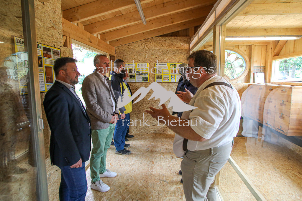 OE7A0844 | Das Herzstück der Anlage, hier können Imker, getrennt durch eine Glasscheibe bei der Arbeit beobachtet werden