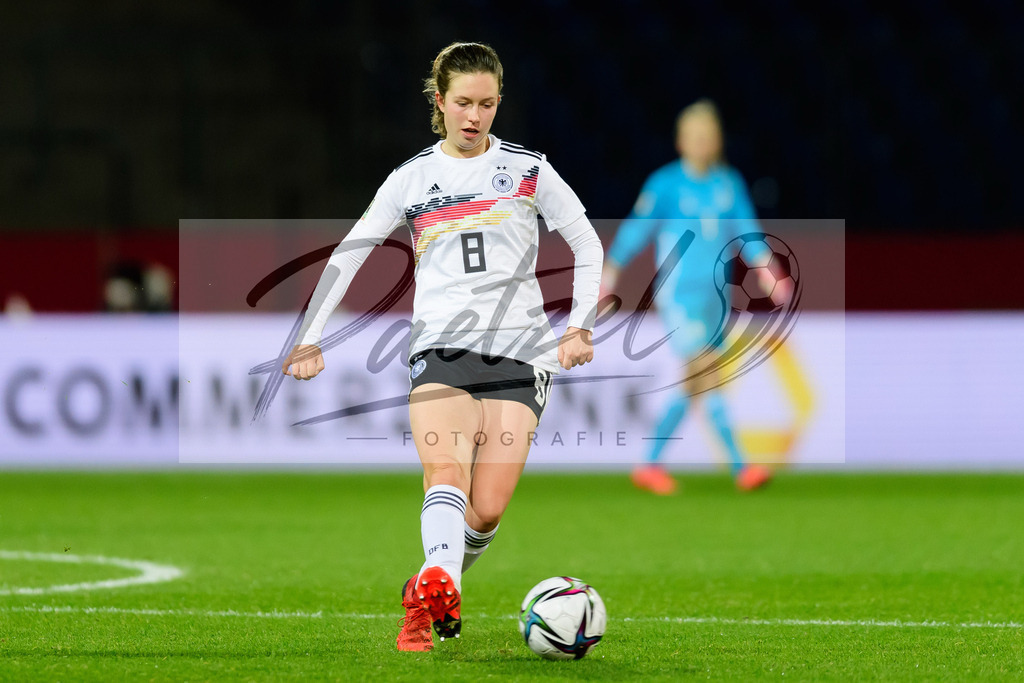 GERTUR20211126_143 | Fussball, Frauen: Jana Feldkamp (Germany) in Aktion, am Ball, Einzelaktion bei dem Spiel der WM-Qualifikation zwischen Deutschland und Tuerkei im Eintracht-Stadion am 26.11.2021 in Braunschweig, Deutschland. - Realisiert mit Pictrs.com