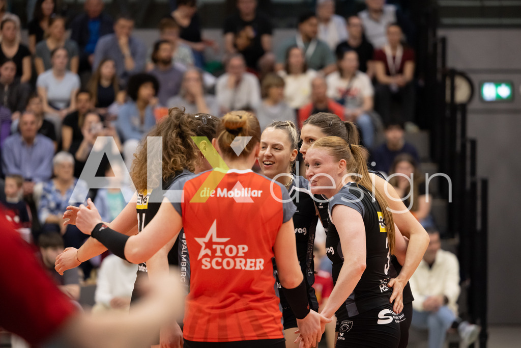 Volleyball I Frauen I Saison 2025-2026 I Volleyball NLA | Women I  Playoffs Finals 1/5 I viteos NUC - VC Kanti Schaffhausen I 06.04.2026 | VC Kanti Schaffhausen - Spielerinnenkreis - Realisiert mit Pictrs.com