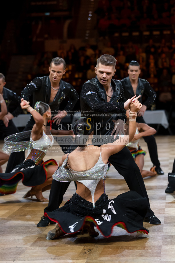 20241109_DM-Formationen_Vorrunde_0912 | Tanzsportbilder, Standardtanz, Lateintanz, WDSF, DTV, LTVB, dancecomp, goc, hessen tanzt, blaues band der spree, walzer, tango, wiener walzer, slowfox, quickstepp, samba, rumba, cha-cha-cha, paso doble. jive, hd-kroft photography, turniertanzsport