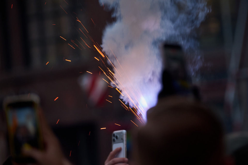 Menschenmenge in der Innenstadt mit Rauch und Feuerwerk | Wien, Austria - November 18, 2025: Menschenmenge in der Innenstadt mit weissem Rauch und Feuerwerk, - Realisiert mit Pictrs.com