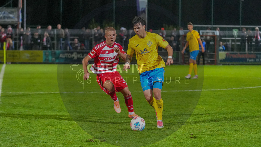 Fußball, Herren, Saison 2025/2026, Testspiel, Freundschaftsspiel, FSV 63 Luckenwalde vs. 1.FC Union Berlin, Mittwoch 08.10.2025, Werner-Seelenbinder-Stadion Luckenwalde, | Fußball, Herren, Saison 2025/2026, Testspiel, Freundschaftsspiel, FSV 63 Luckenwalde vs. 1.FC Union Berlin, Mittwoch 08.10.2025, Werner-Seelenbinder-Stadion Luckenwalde, Im Bild: Dmytro Bogdanov (l. Union) und Matthew Meier (r. Luckenwalde) - Realisiert mit Pictrs.com