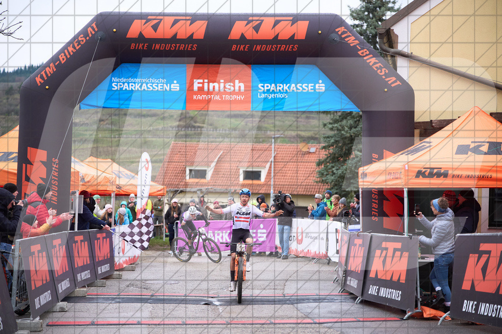 34. KTM Kamptal Trophy 1, FOIDL Maximilian (AUT), Men Elite, KTM FACTORY MTB TEAM bei der knappen Zielankunft vor 3, BAIR Mario (AUT), Cabtech racing team | ZÖBING, Österreich – 2026-03-29: 34. KTM Kamptal Trophy1, FOIDL Maximilian (AUT), Men Elite, KTM FACTORY MTB TEAM bei der knappen Zielankunft vor 3, BAIR Mario (AUT), Cabtech racing teamFoto: © 2026 Martin Bihounek - MB Creative e.U.