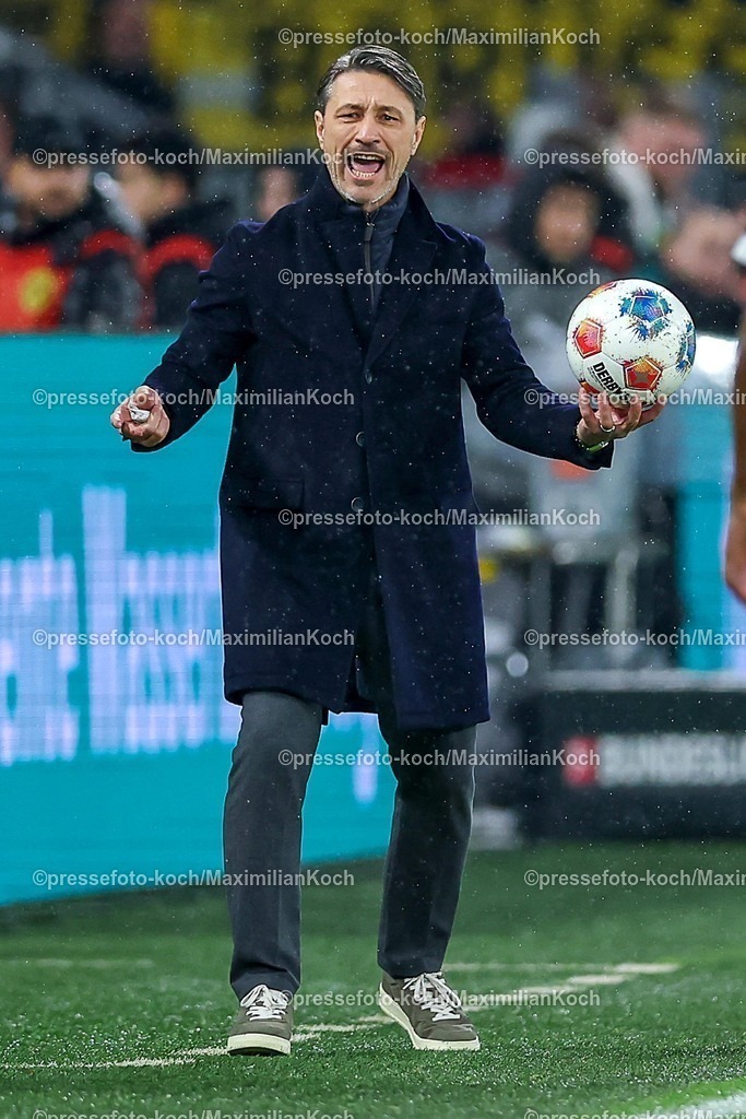 BVB07122501008 | 07.12.2025, Fußball, Borussia Dortmund - TSG 1899 Hoffenheimt, 1. Fußball Bundesliga, 13. Spieltag, Signal Iduna Park, Saison 2025 2026: Cheftrainer Niko Kovac (BVB #hc) gestikulierend mit Spielball in der Hand am Spielfeldrand   DFB regulations prohibit any use of photographs as image sequences and or quasi-video.