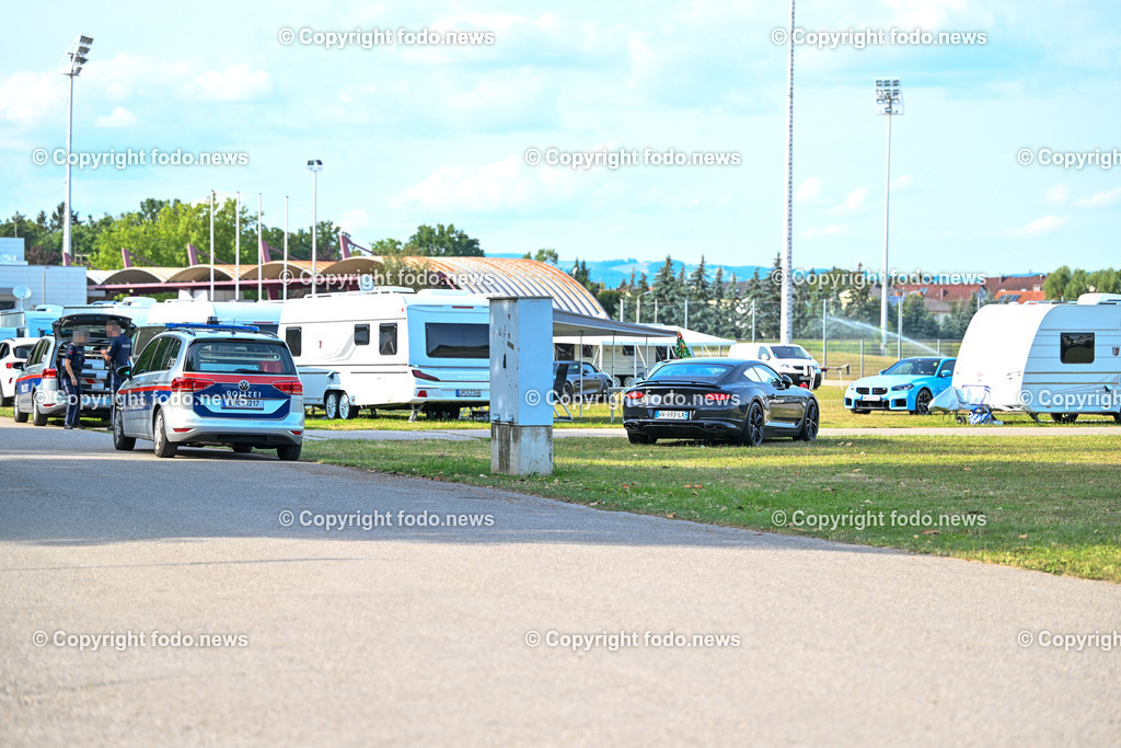 Traun_ Roma_ Sinti_ Camping_ 25.07.2024-1 | 25.07.2024, Traun, AUT, Stadion Traun, Gruenflaeche, im Bild Campingflaeche, Wohnwagen, Roma, Sinti, Camping, Durchreiseplatz, Polizei, Finanzpolizei