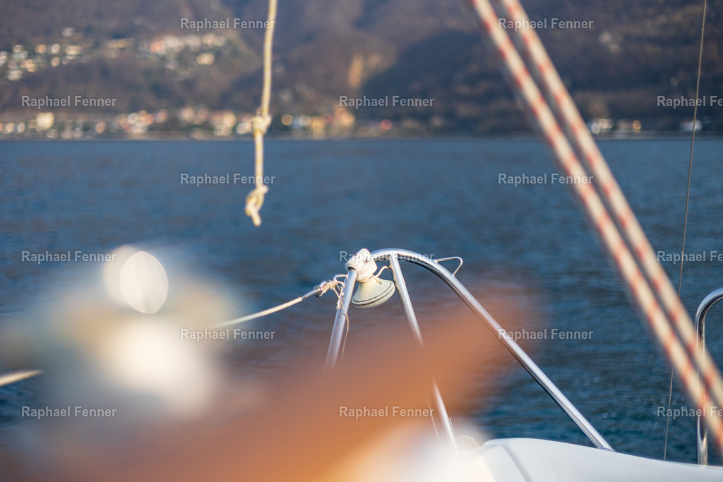 Segeln auf dem Lago Maggiore  | Erlebe eindrucksvolle Landschaftsfotografie aus dem Engadin und darüber hinaus. Raphael Fenner bietet zudem professionelle Fotoaufträge für Hochzeiten, Porträts und Unternehmen. Jetzt entdecken und inspirieren lassen!