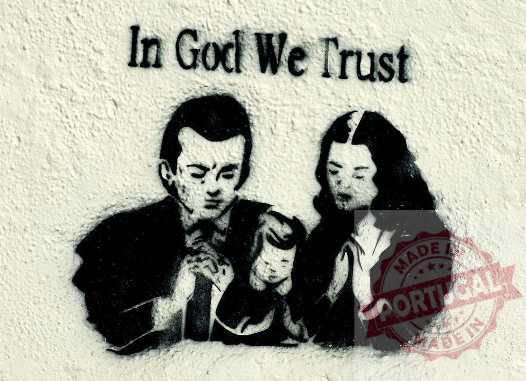 Family praying together under In God We Trust graffiti | Black and white graffiti stencil of a family praying together under the motto In God We Trust - Realisiert mit Pictrs.com