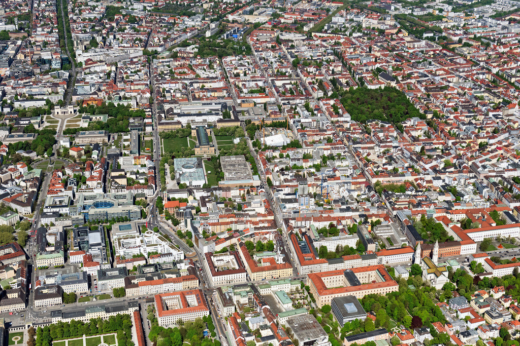 dr__0063019.jpg | MüNCHEN 29.04.2025 Innenstadtbereich im Stadtgebiet Maxvorstadt an der Gabelsbergerstraße in München im Bundesland Bayern, Deutschland. // Cityscape of the district Maxvorstadt on street Gabelsbergerstrasse in Munich in the state Bavaria, Germany. Foto: Daniel Reiter