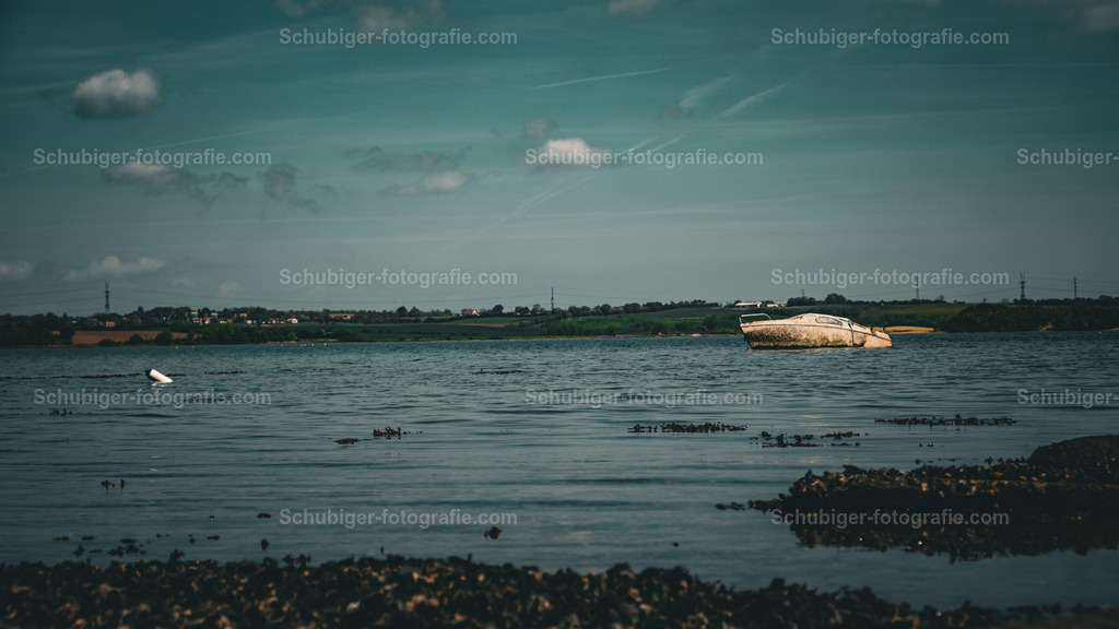 gekentertes boot | gekentertes boot im Meer - Realisiert mit Pictrs.com